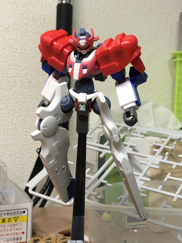 全体のバランス確認
カラー的にはこのままでもいいかと思ったもののオリジナリティを出すためにマックスターカラーで部分塗装しました。
塗装は基本ガンダムマーカーエアブラシで塗装。スミ入れは流し込みエナメルの黒を使用しています。
塗装内訳
本体赤部分〜ガンダムマーカーレッド
本体青部分〜ガンダムマーカーブルー
本体黄色部分〜ガンダムマーカーイエロー
センサー、胸部中央〜ガンダムマーカーメタグリーン
スミ入れ〜流し込みエナメル黒
最後に全体につや消しトップコートを吹いています。