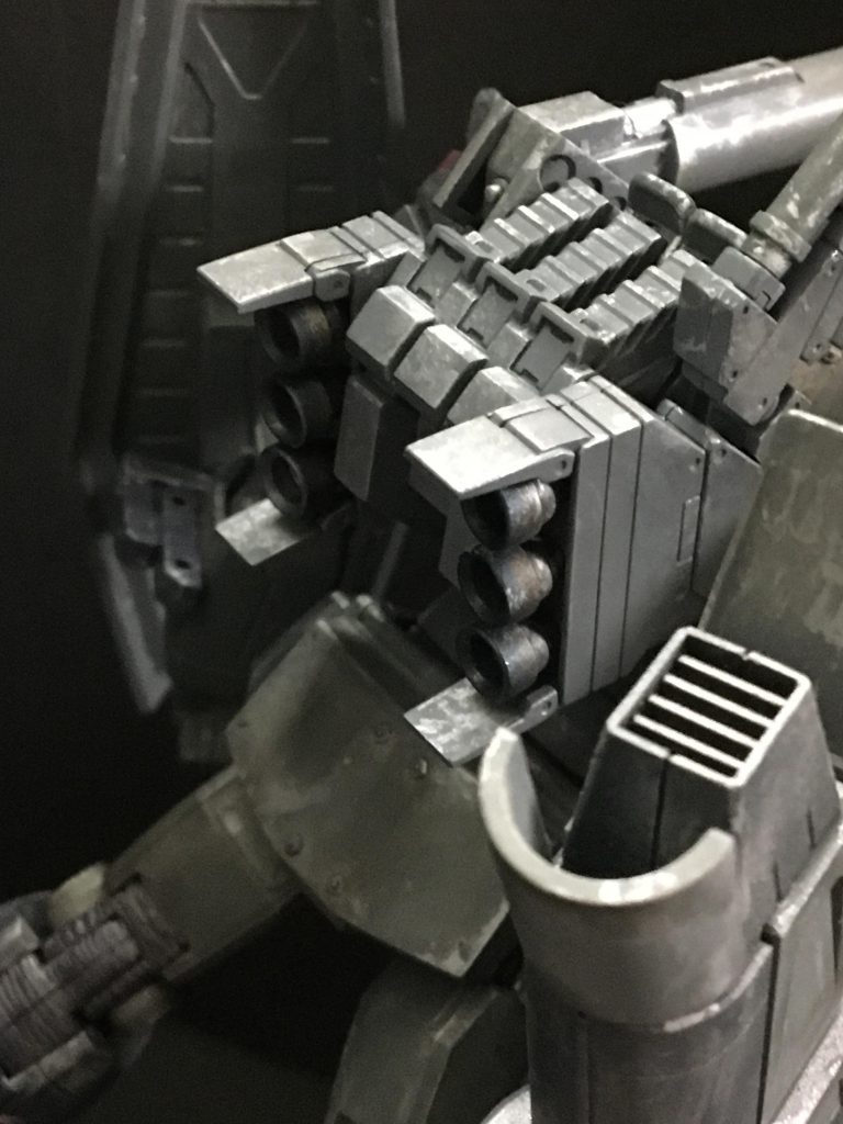 写真だと若干わかりにくいかもですが💦バックパックのバーニアはMSグレー連邦系で塗装後にシルバーをドライブラシで塗りその後ウェザリングマスターDの赤焼けと青焼けでウェザリングしています😄