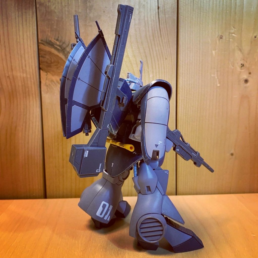 左足のデカール間違えて内側に貼ってもうた。ランナーのままデカール貼りする弊害というか、これもおもしろみというかw。