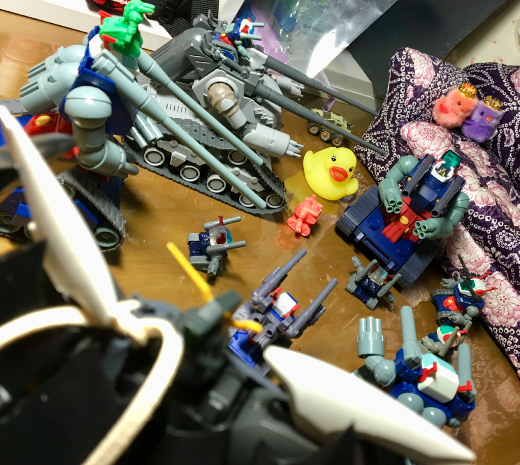 初期型：今日から新しいお友達のガンタンクだよ〜、よろしくね〜
タンク：わーい！
タンク：よろしくー！
ヘル：う、うわあああ！！！  *顔が開いてる！！！！！  こええ！！！！！*