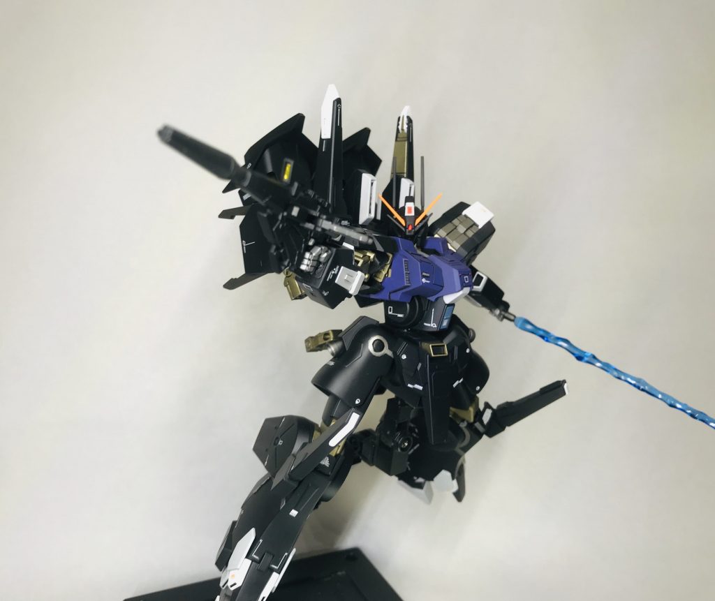 「撃ったら腕交換な！」という効率悪いけど胸熱の機体。大好き。
ビームマグナムのセンサーはゴールドのホイルシール貼り込んでます。