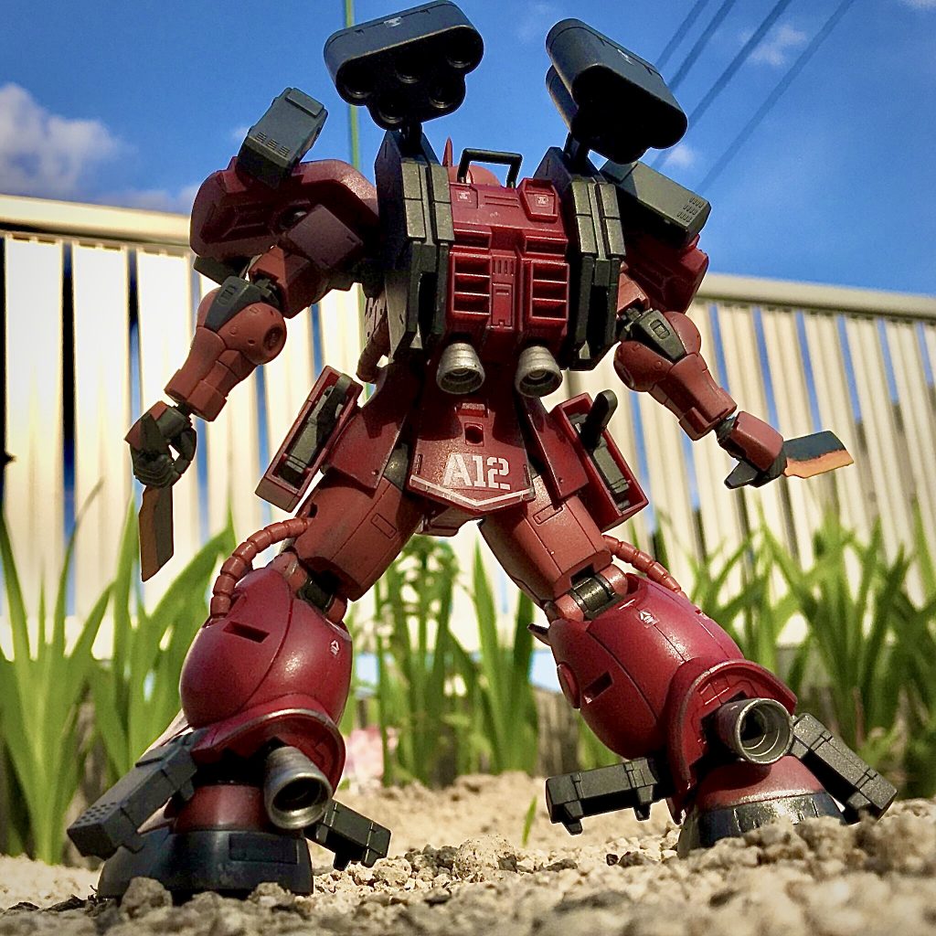 バックショット。脚部バーニアはプラ板を敷いて接着しました。
バックパックは軸を切り飛ばし、3mmの穴を開けてランナーで接続、最終的に接着したと思います。動力パイプは全てオリジンのものを使いました。