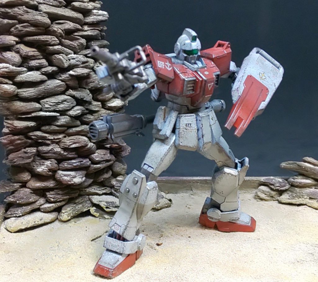 塗装は黒サフ下地にガイアカラーのスチールホワイト、レッドで塗装。
クレオスの水性塗料の焼鉄色でウェザリング。