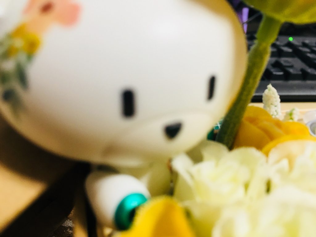 塗装は目と鼻と手先のみで簡単に、シールも100均の物を貼って仕上げています。
こんなガンプラもありですよね