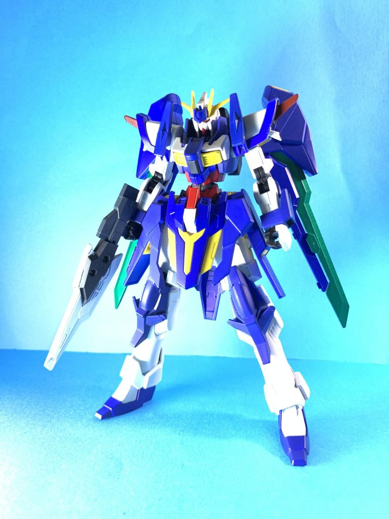 フロント。この姿が基本形態となります。オーソドックスな羽根つきガンダムを目指しましたが、シルエットが意外と安産型(?)で特徴的なのでユニークさが残りました。