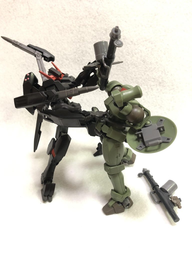 サブアームはパイルバンカーとなっており、拘束した敵機を攻撃します。