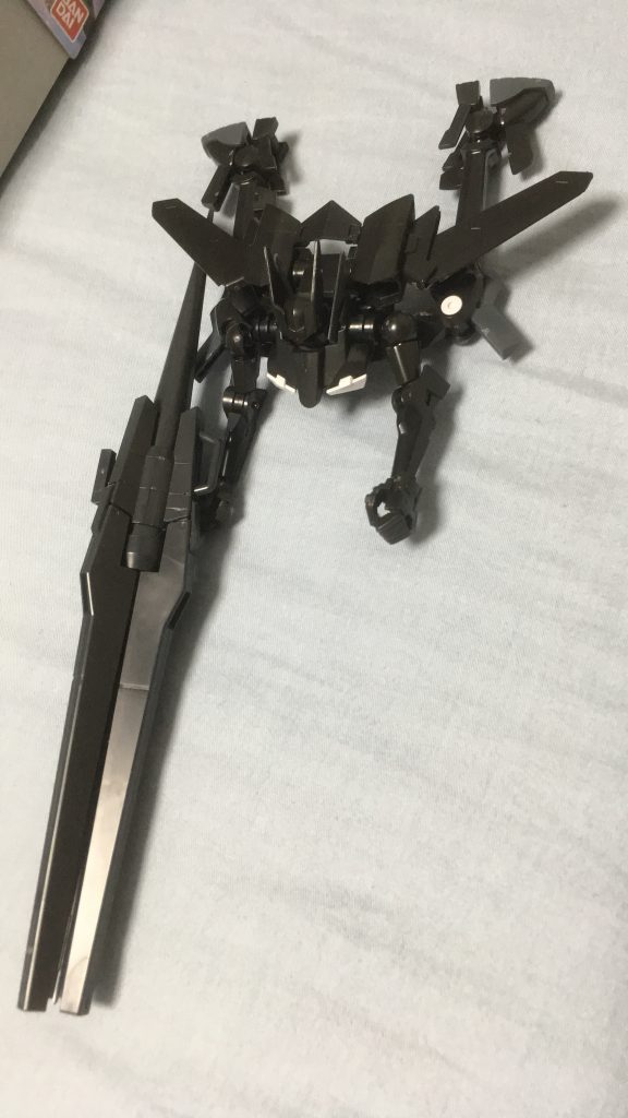 〔製作工程〕本来フラッグの脚部は真後ろに、胴体のドラムフレームは前方に向けるものですが、たまたま脚部を90度真横に向けて胴体のストッパーを切り離してみたら、あらなんとクォーターっぽいじゃないですか。それにガデッサのGNランチャーを持たせたらマクロスキャノンと同じ機構だし。そんな発見がなければフツーのオーバーフラッグだったのにフルミキシングする事になってしまいました。