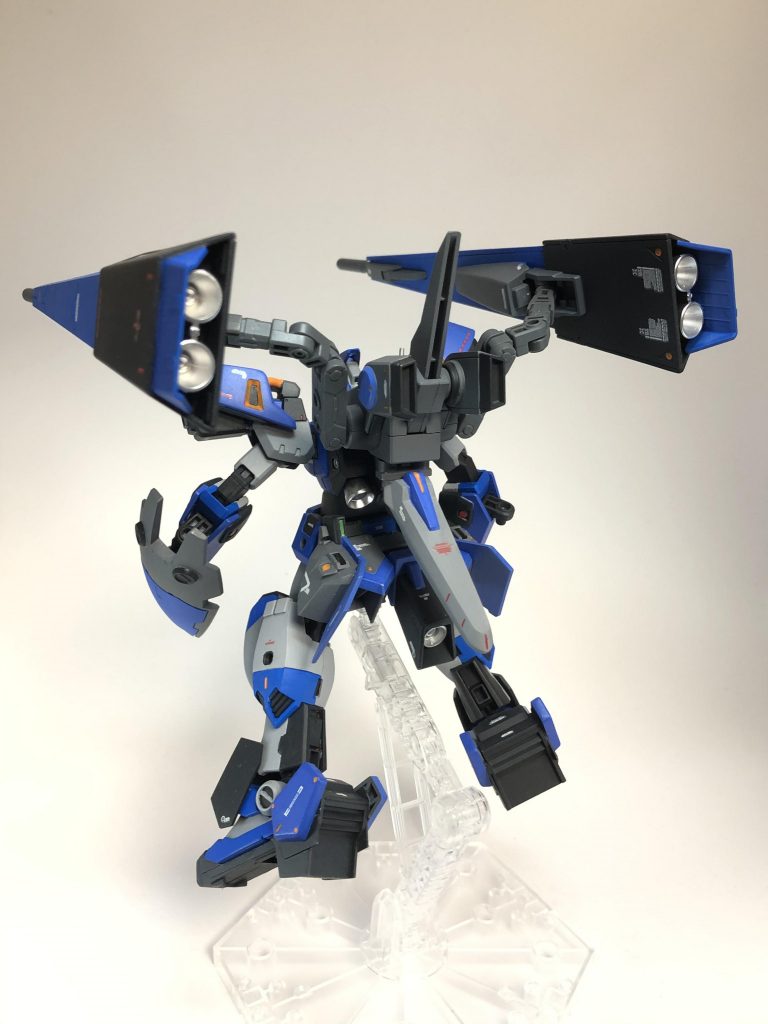 後面
バックパックにはギャプランのシールドバインダーとビームキャノン。
腰部後面には増設スラスターも装備。