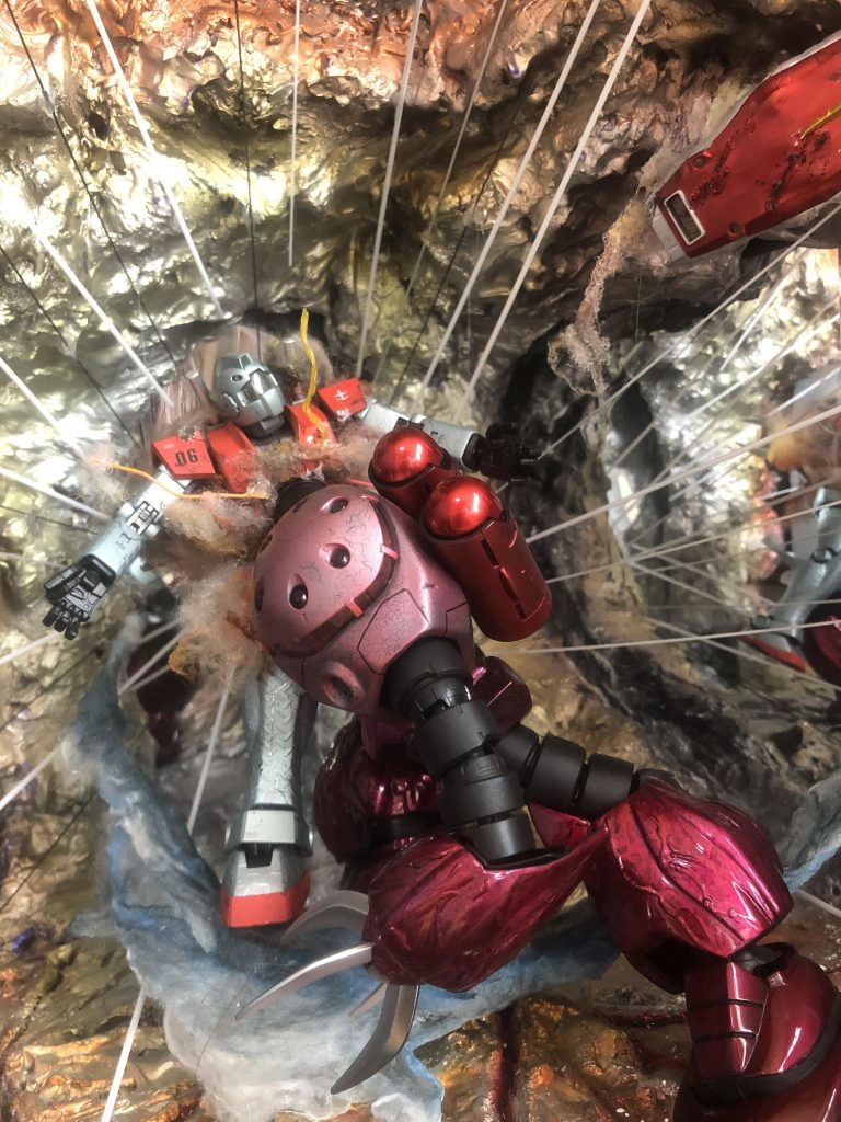 ジオラマの中に集中線を入れる事で、スピード感を表現しました。