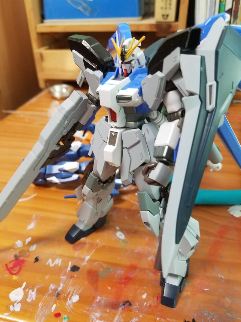 この時はHi-νガンダムのファンネルラックをそのままつけていましたが重みで仰け反るため今の付け方に変更しました。