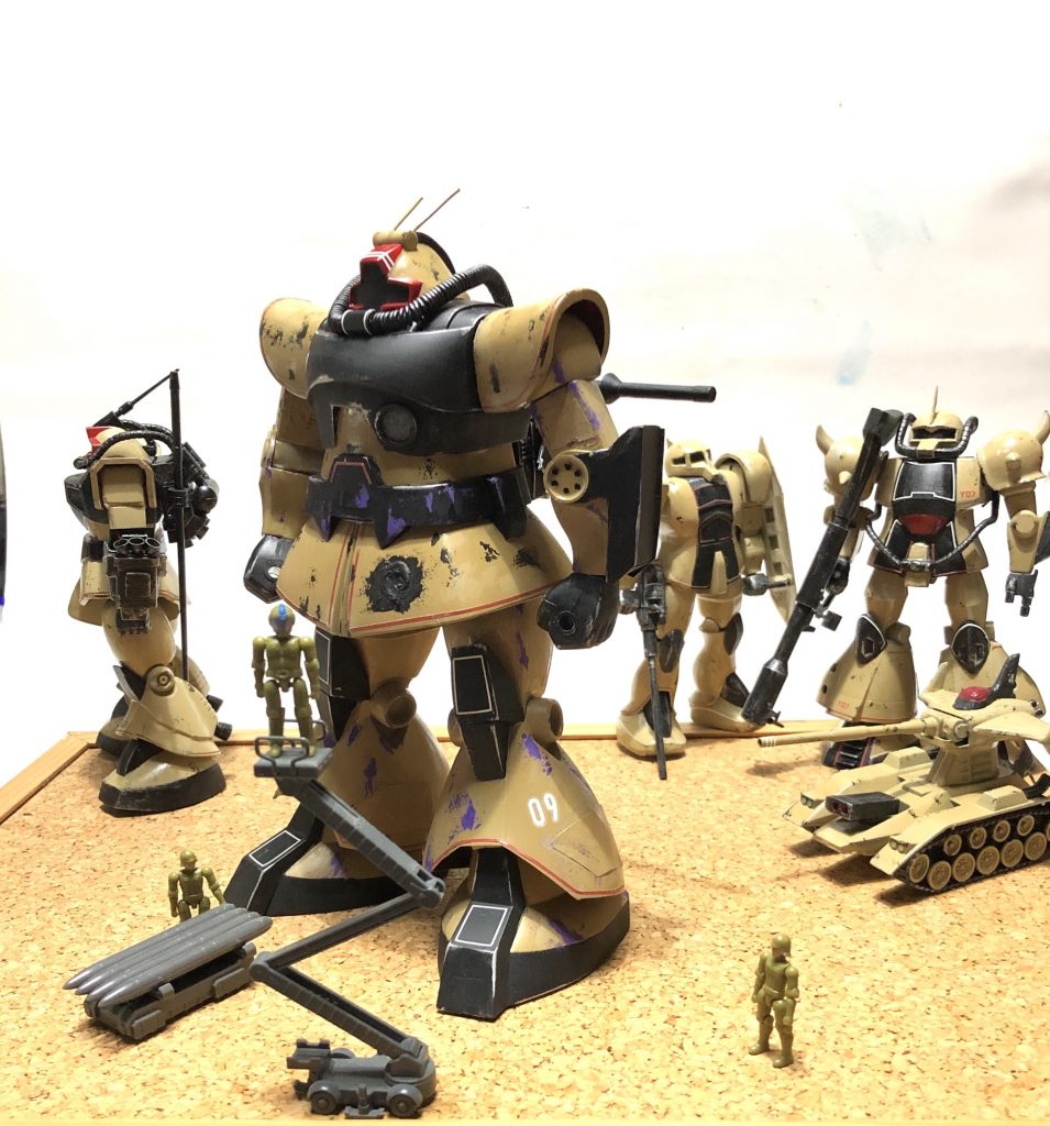 ｢ZION's砂漠の駐屯地｣

日を遮る物のなにもない草原。
デザートタイプのサンドイエローに塗られたモビルスーツ達が前線への出撃を待っている。