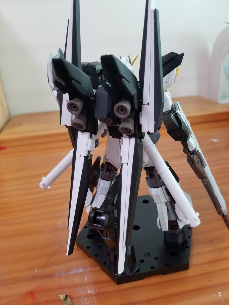 武装はフィンファンネル×4 ビームライフル ビームサーベル シールドに付いているビームガン 腰部ミサイル 
フィンファンネルをシナンジュスタインのプロペラントタンクの位置につけることでファンネルを4つにしました。肩はHi-νガンダムブレイヴHi-νガンダムの肩を合わせたものです。