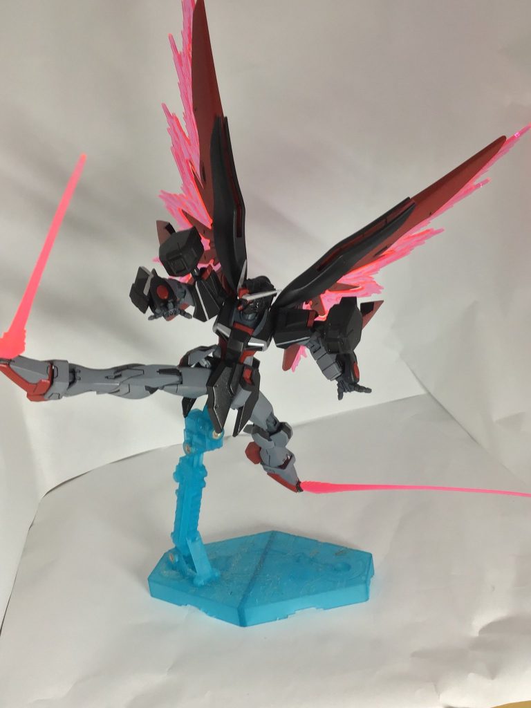 脚部に大型のビームブレイドを配置。これならインフィニットジャスティスと蹴り合いしても大丈夫!