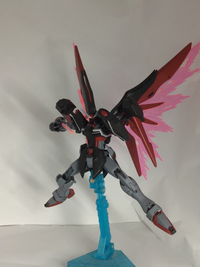 ビームライフルも排除し、掌のパルマフィオキーナをビーム砲とサーベルの複合ウェポンとし、これがメインウェポンの位置づけに。