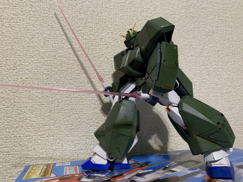 チョバムアーマーはガンマカのザクダークグリーン、スミ入れはエナメル塗料のダークグレーとガンマカの流し込みブラウンで。流し込みブラウンはサビの表現にも使用しております。
チョバムアーマー装着するとどことなく武士のような出で立ちにも思えるので二刀流させてみたらどことなく宮本武蔵感出てきて愛着が湧きますねぇ♪