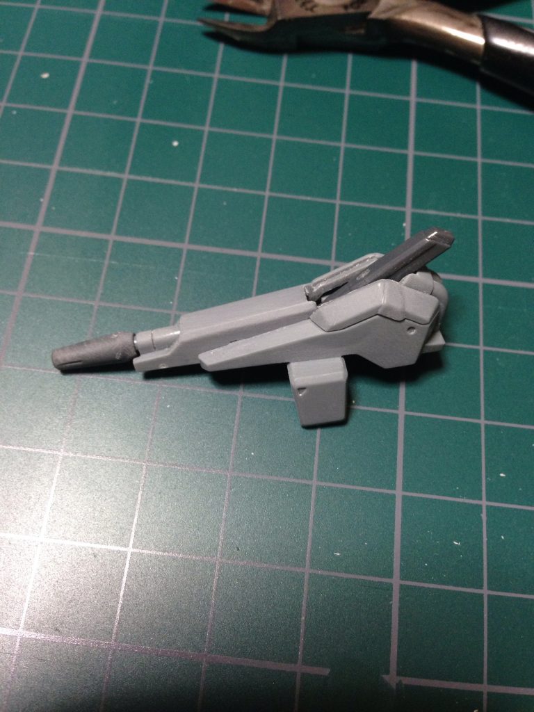 サイドアーマーは加工してサーベルの脱着ができるようになっています。目立たないですけどw