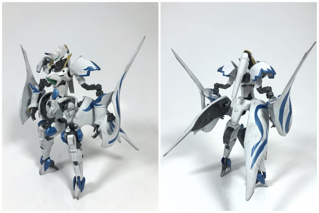 ## [アシェル・ディ・ファレオ]

リンネ・アルター・マギステアの搭乗機である魔操兵。
聖拝機関によって開発された第七世代操兵で、その魔導炉出力は古操兵に比肩するほど。
フレームには、雲集の古操兵 ツラック・イェンシングなどに採用されていたとされる、パンテーラフレームと呼ばれる量産型のTASフレームが流用されており、その性能や形状は一般的な操兵とは一線を画するものになっている。