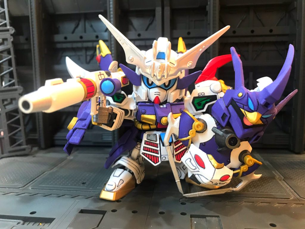 死んだかと思われた鉄斗羅ですが、闇の力を使いきったことで奇跡が起き、鎧が割れてガンダムタイプに!!元になったガーベラテトラとGP04 の関係性を上手いこと取り込みつつ、美味しい設定までもたす!いいですね!ちなみに、肩アーマーは元キットのものでは小さかったので、赤いトゲ部分を大型しつつ、レジェンドBB劉備のシールドパーツもつけてボリュームを増やしてます。