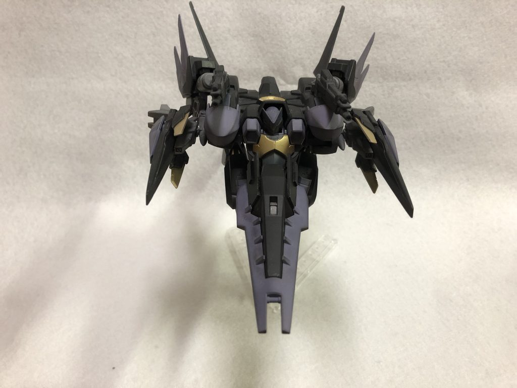 正面。
機首はヘイズルのシールドです。大きい羽はギャプラン、サブアームの羽はSDフリーダムの物です。
サブアームはグレイズの脚フレームを使用しています。グレイズ万歳。