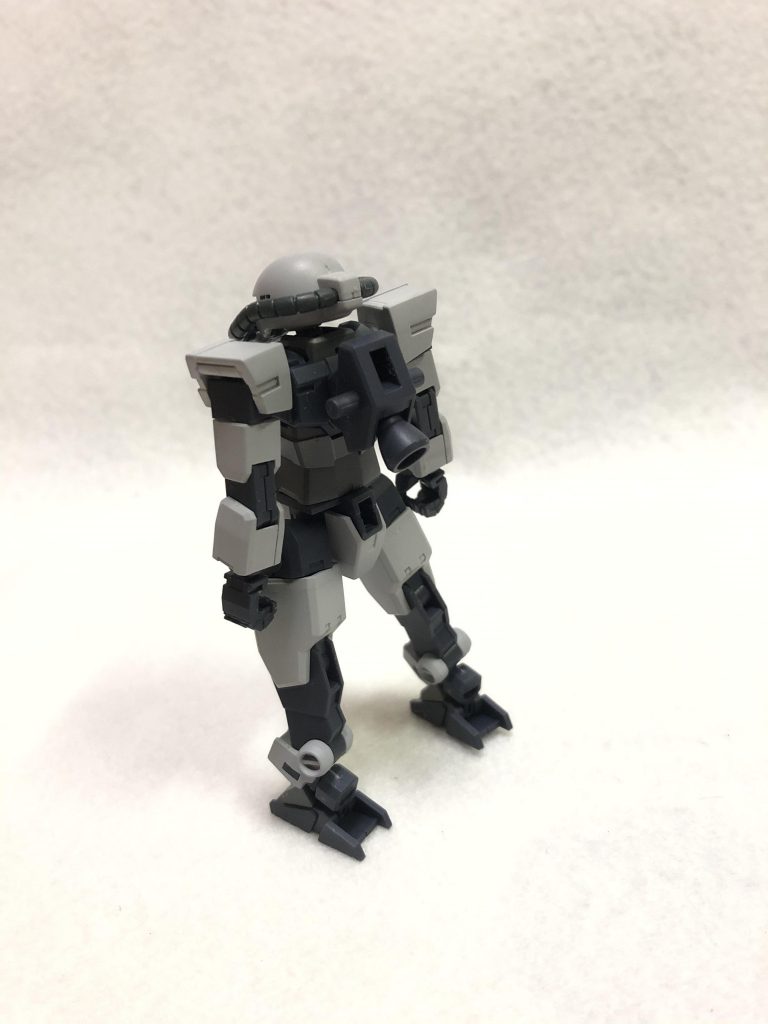 背面。見慣れてくると可愛く感じてきます。コアガンダムも、そうなのでしょうか？