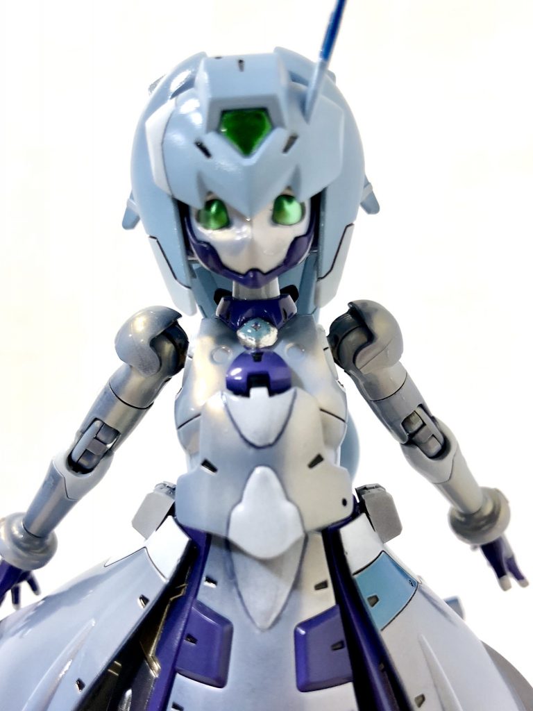 顔アップ。目のパーツにメッキに近いシルバーを吹いてます。