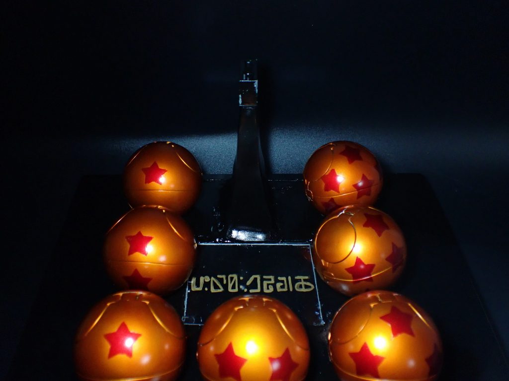 ドラゴンボールでした!土台の真ん中にはナメック語で夢の神を表す《ポルンガ》の名前が…
デンデに教わった呪文を唱えましょう!
タッカラプト ポッポルンガ プピリットパロ!!