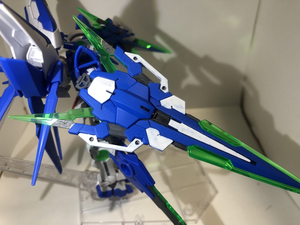 今回フルセイバーが2セットあるという事で、それぞれ白い部分をホワイトとシルバーで別の色を塗ってみました
元のキットは青とクリアパーツの2色です
グレー部は共通色になります
こっちは普通にホワイト。まぁ良い感じですね(塗装の汚さから目を背けながら)