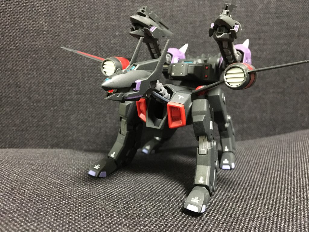 モノアイは今は亡きVCDOME1のレッド。同社のHDプレート(…だったかな?)にはめ込み、垂直にとり着けられるよう削り込んでから接着。
脚など各所の合わせ目は出来る限り消してあります(なお消し切れてない模様)