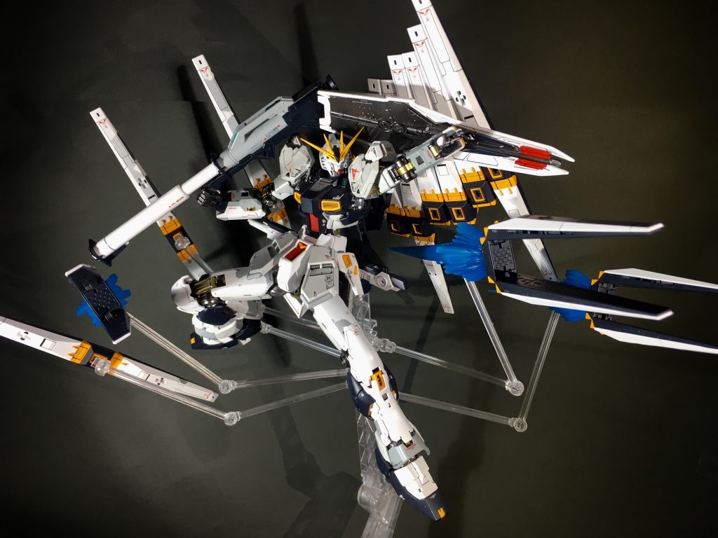 行け!ファンネル!みたいなイメージでポージング😊
ジェットエフェクトは6つ使うとごちゃごちゃ感が凄そうだったので3つだけにしときました
写真だとわかりにくいですがクリアブルー、ホワイト、両方混ぜたものでグラデーションをかけてあります♪
何気左奥で浮かせてるフィンファンネルがお気に入りです笑