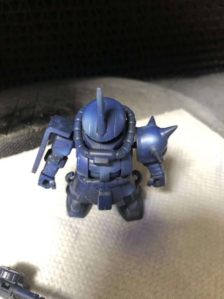 3色目、Mr.カラーコバルトブルー。
黒く残ってる部分を塗装したりミディアムブルーにさらにグラデーションかけたり。
全体にサッとひと吹きします。