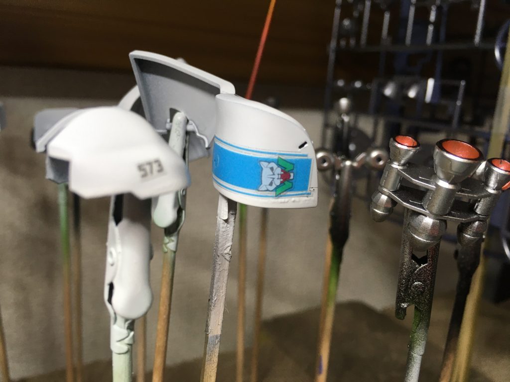 肩や頭パーツは切断面が目立つため個別に塗装しました