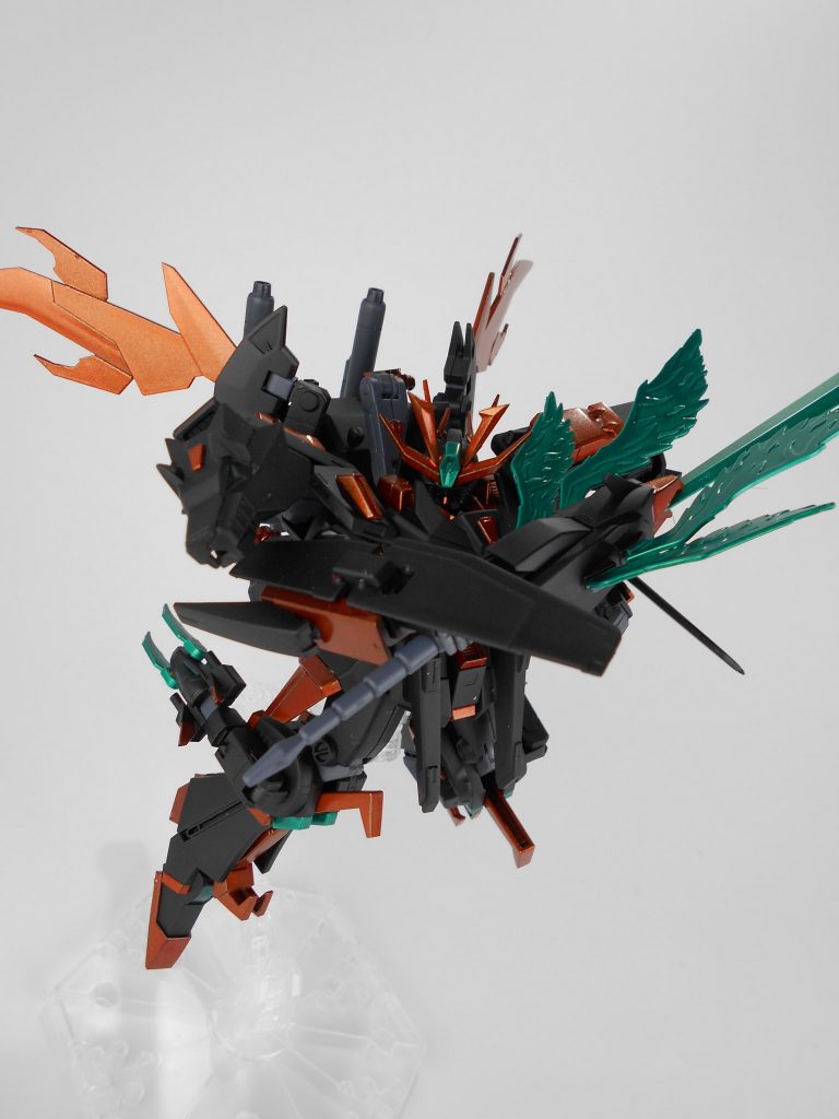 超咆剣ミノフスキー改・「超従刃オビディエント」。本来のミノフスキーよりも出力を抑え、翼のビームをある程度自由に操作できるようにしています。
出力を抑えたのは長期間戦闘できるようにするためで、機体が失くなるまで自分が従うもののために戦い続けることを目的にしています。