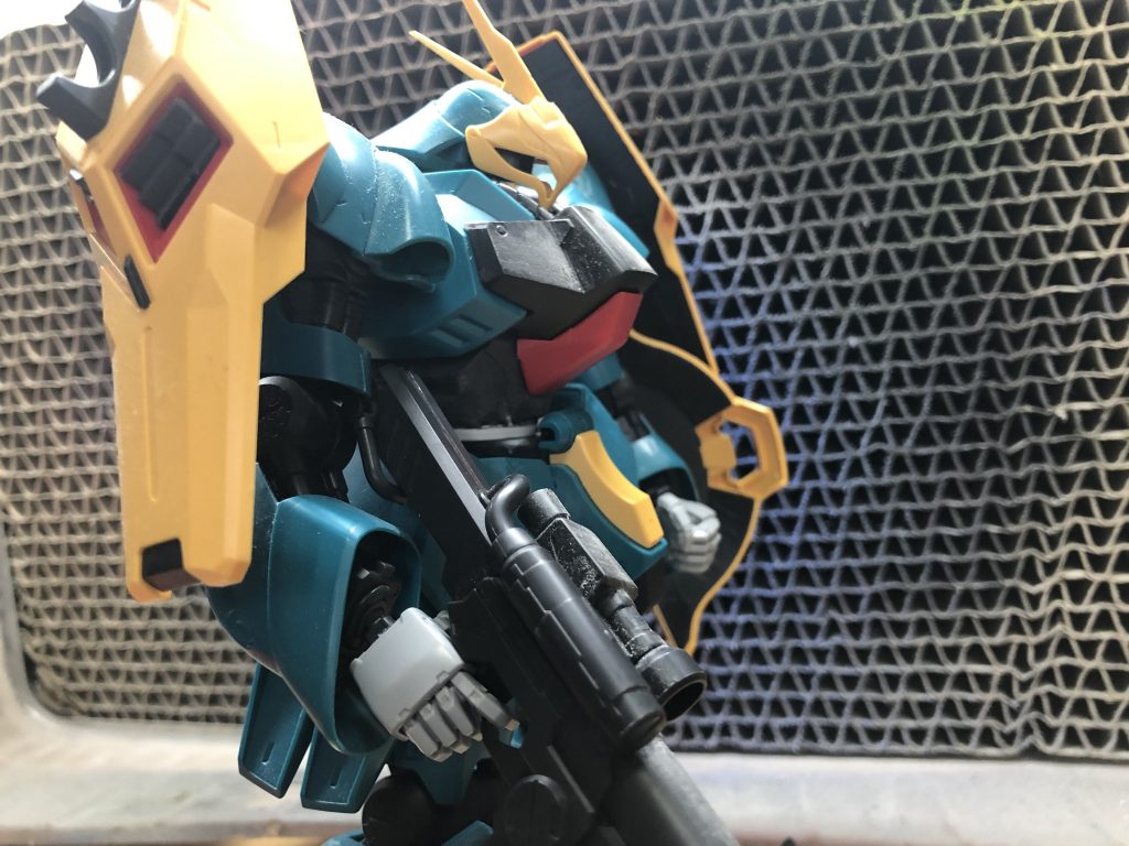 ノーマルの手首だと、ライフルのトリガーに指がかからないので、市販パーツに交換