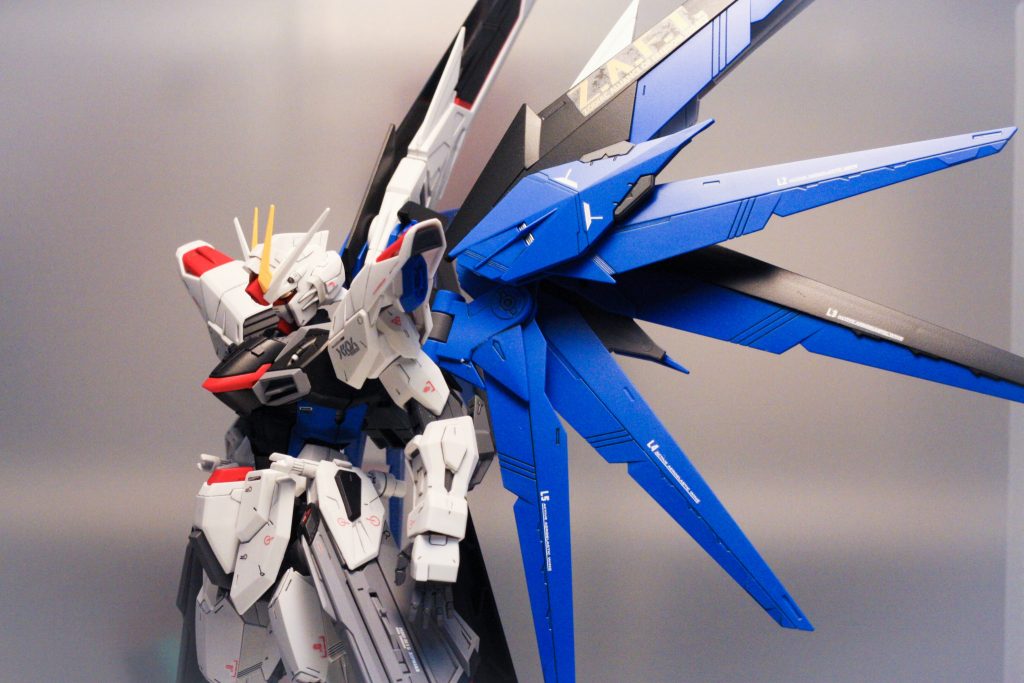 デカール類はMGデスティニー用の水転写デカールとRBコーションデカール、それとキット付属のドライデカールを使用。
空気抜きが甘かったためZAFTマークがシルバリングしてしまったのが辛いです。