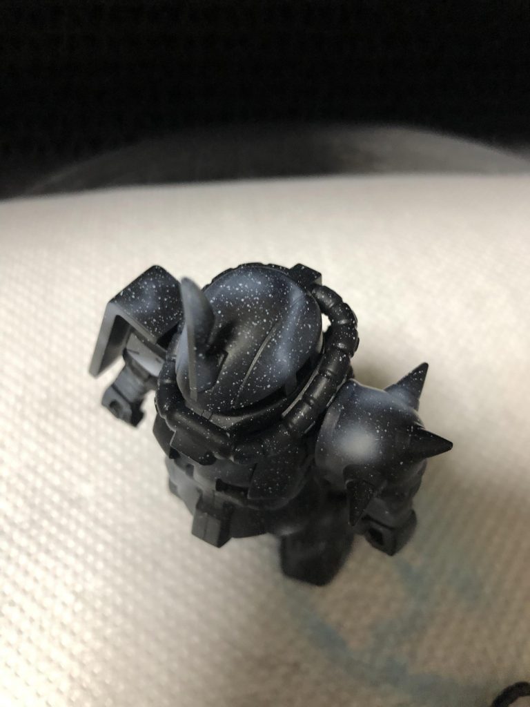 歯ブラシ使って先程の塗料を星状に飛ばします。後で効果あり。
塗料をつけたらガッツリ拭き取ってから飛ばさないと横に長くなったり垂れたりしますご注意下さい。