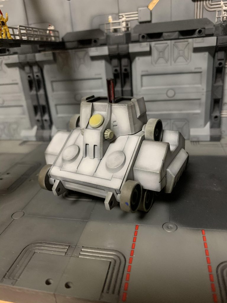 エナメル系塗料をエアブラシで吹き、溶剤で溶かします。