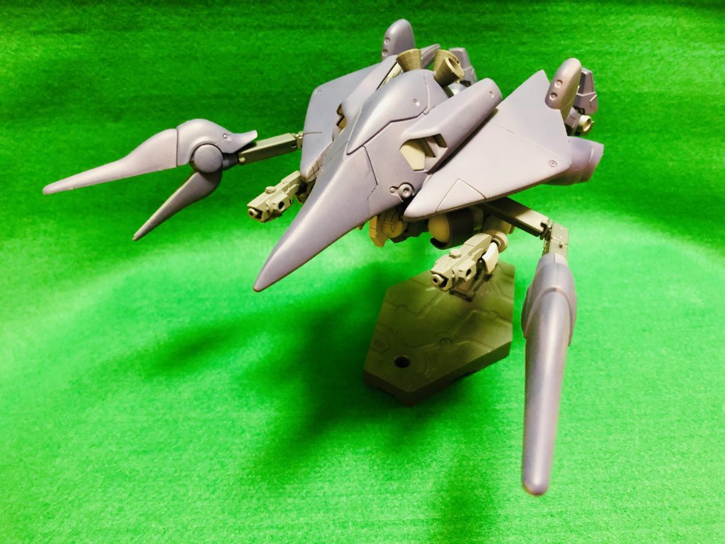 モビルアーマー形態。鹵獲されたガンダムの変形機構を模倣。簡易ながら、堅実な変形である。この状態では空中戦、高速移動を行う。
寝そべり変形です。もうヴァルヴァロでしかありませんね。