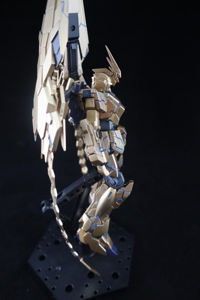 ぐるりとキット単体。
サイコフレームの漏れ出す青い光をキャンディブルーで表現。マスキング塗装してます。
首、腰1ミリ延長。
腕2ミリ延長。
足ジョイント変えたら勝手に長くなった。
映像作品を意識したので、ディテールの追加もしてないしデカールすら貼ってないです。