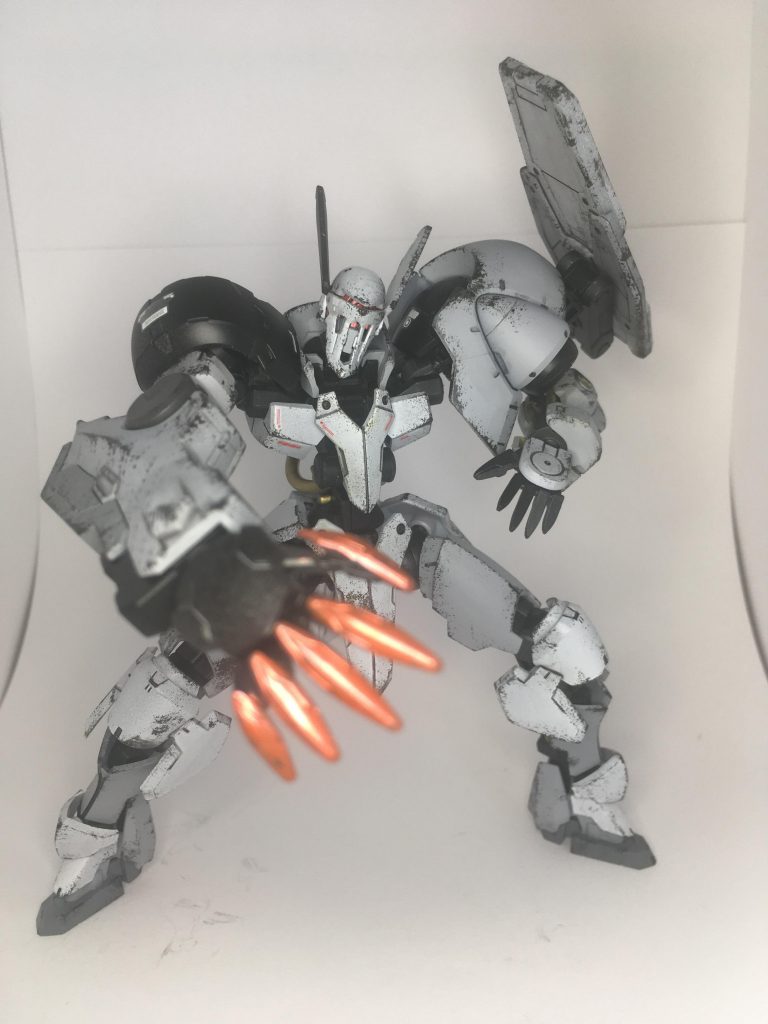 機動性を削り、破壊力を増強。
ゾンビゲーマーポーズ…できてる?
上半身が重すぎるので、自立させるのも一苦労。