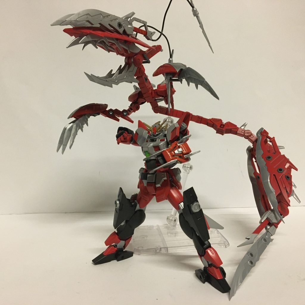 契約モンスターのドラグレッダーもコトブキヤのヘビィウェポンを見て、赤くしたいと思ったのが龍騎を作るきっかけになりました。パーツごとに分かれて龍騎の武器になります。