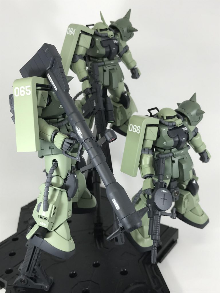 サイドビューその2
異なる兵装で長・中・短距離をカバー
出来る小隊編成。
ナンちゃって黒い三連星です。(^◇^;)