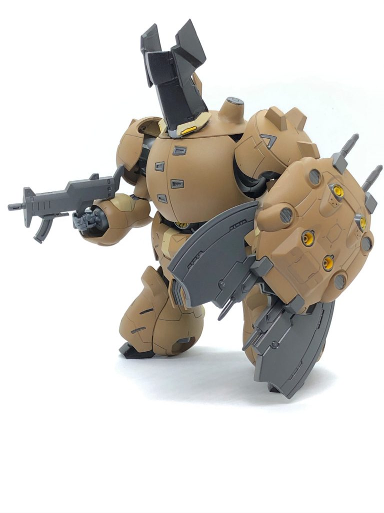 ディフェンスフォルム
エレファスゾウカプルの基本形態。
頑丈な装甲と盾による堅実な戦法を得意とする形態で、武器は柄が伸縮可能なパイルバンカー付きハルバードとサブマシンガン。