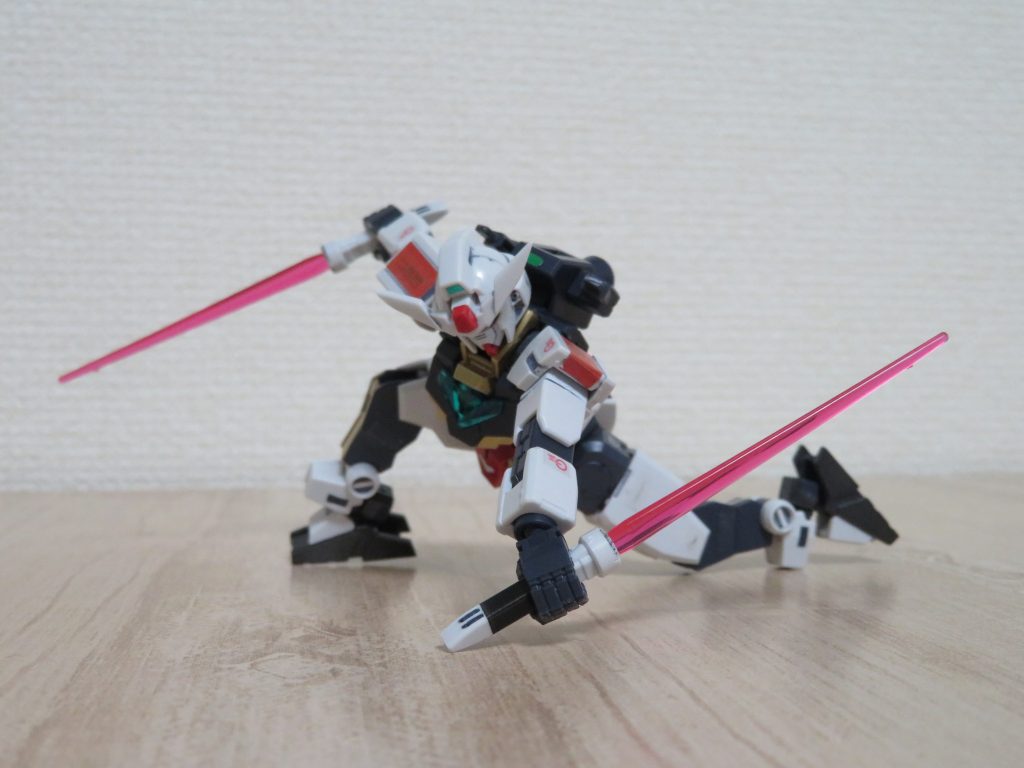 小さくても、こんなに動く!!!
組み立てていて、とても楽しかったです♪
アースアーマーを作る前に少しコアガンダムに夢中になって遊んでました(*´-`)
フロント腰部は左右のパーツを分割にしてあるので脚の曲げなどの可動域を気にせずに、スムーズにポージングがとれます。