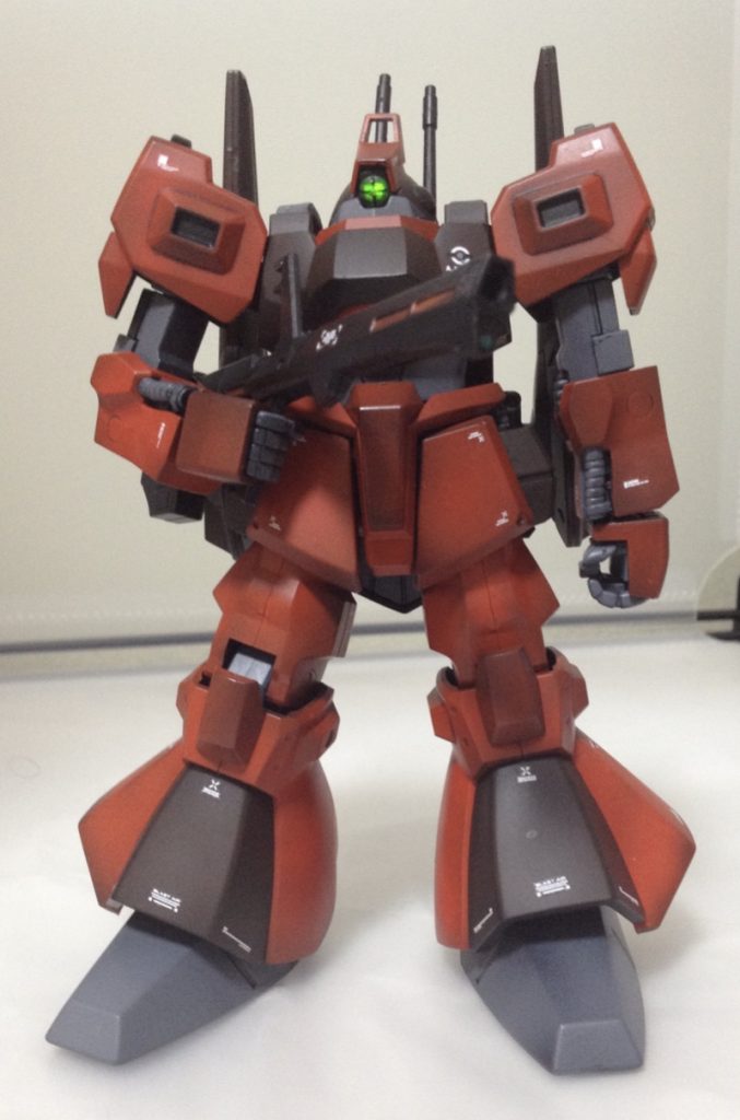 頭部モノアイをLED電飾加工した以外はキットのままです。