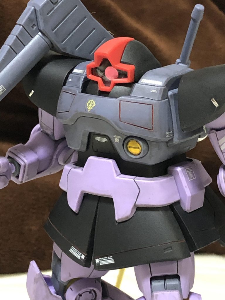 胸とスカート部は赤でスミ入れ