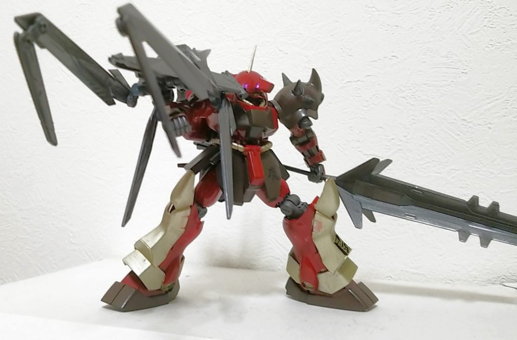 大型アーム「羅生門」
右腕に装備されている兵装
人の手で言う「握りつぶす」ことに特化しているため、武器を持つことは出来ないがジェガン相手なら機体ごとコックピットを握りつぶす事が可能