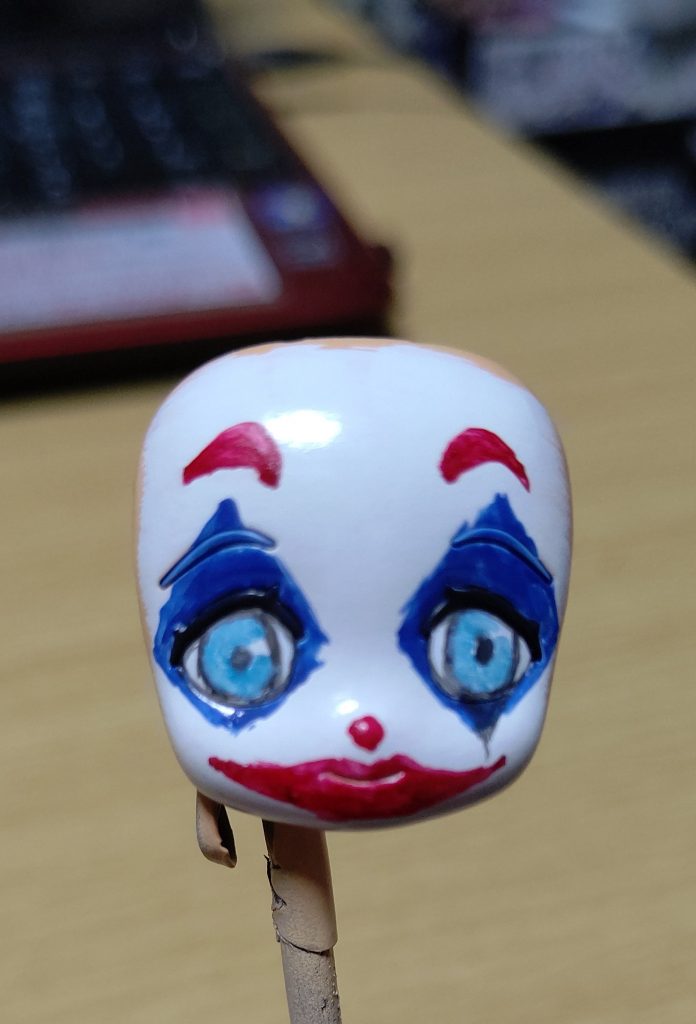 顔は肌色を塗ってから筆塗りで全てメイクしました。