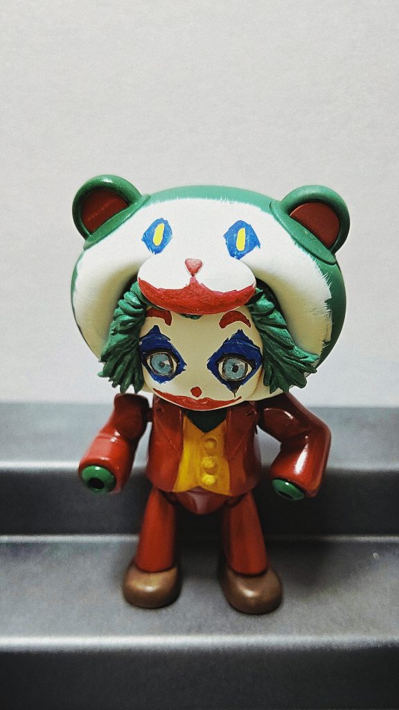 頭のクマにもピエロメイク。