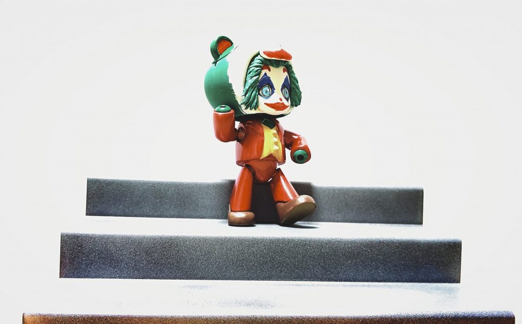 映画でジョーカーのメイクで階段を踊りながら降りてくるシーンをイメージ。