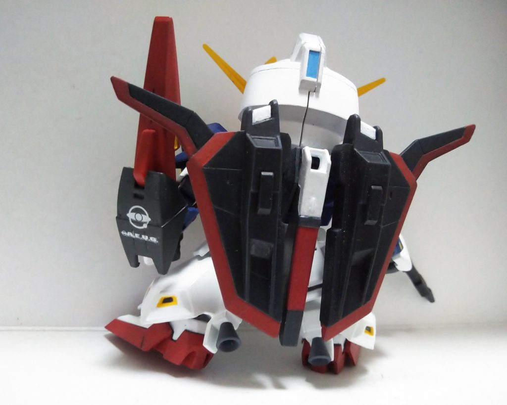 肩とシールドのマークは「Zガンダム·ガンダムZZ汎用デカール」を使っています。
足のバーニアは市販のパーツに付け替えています。